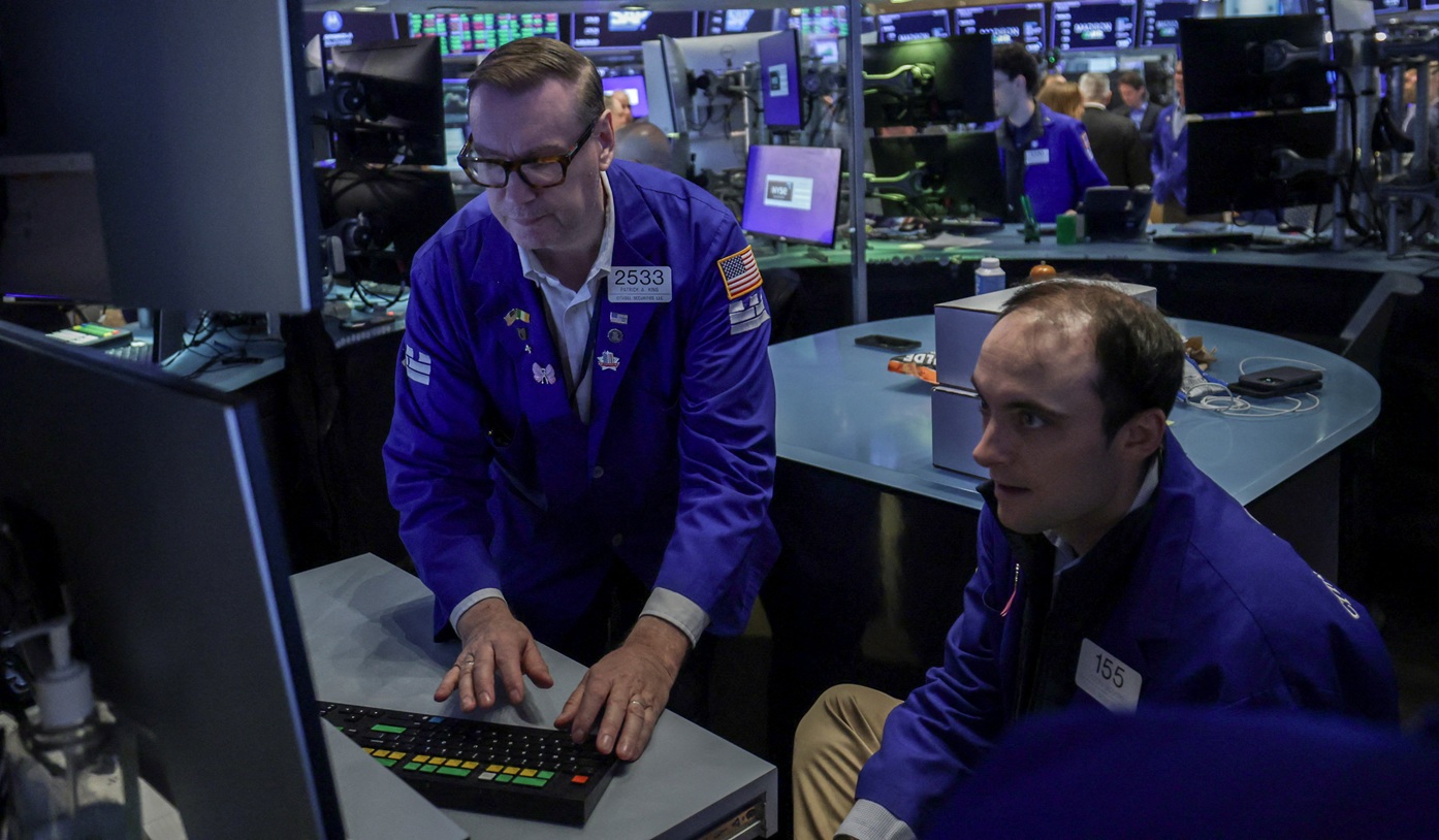 متعاملان في بورصة نيويورك