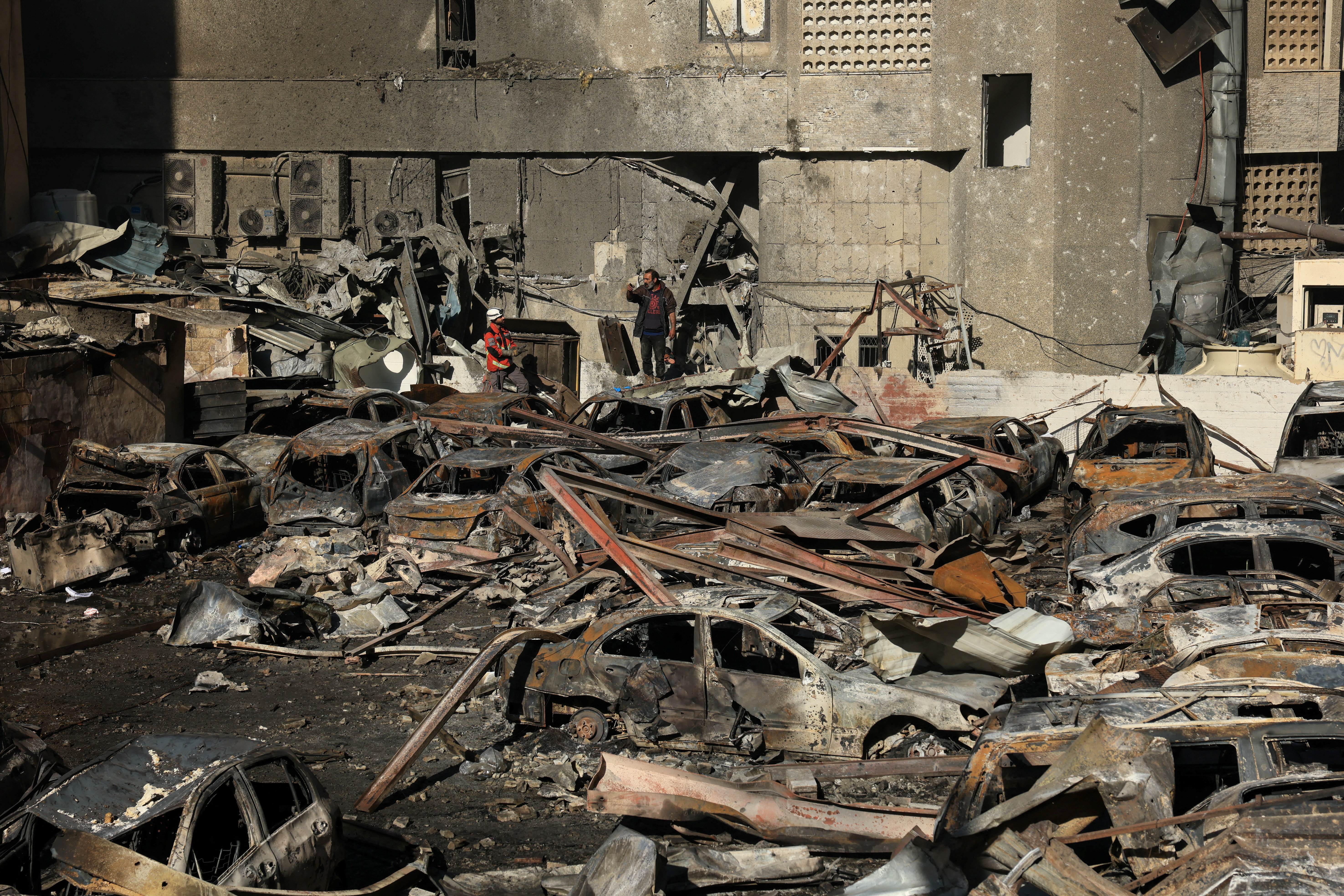 بعد الغارات الدامية..لبنان في حداد وجهود الإنقاذ تتواصل  