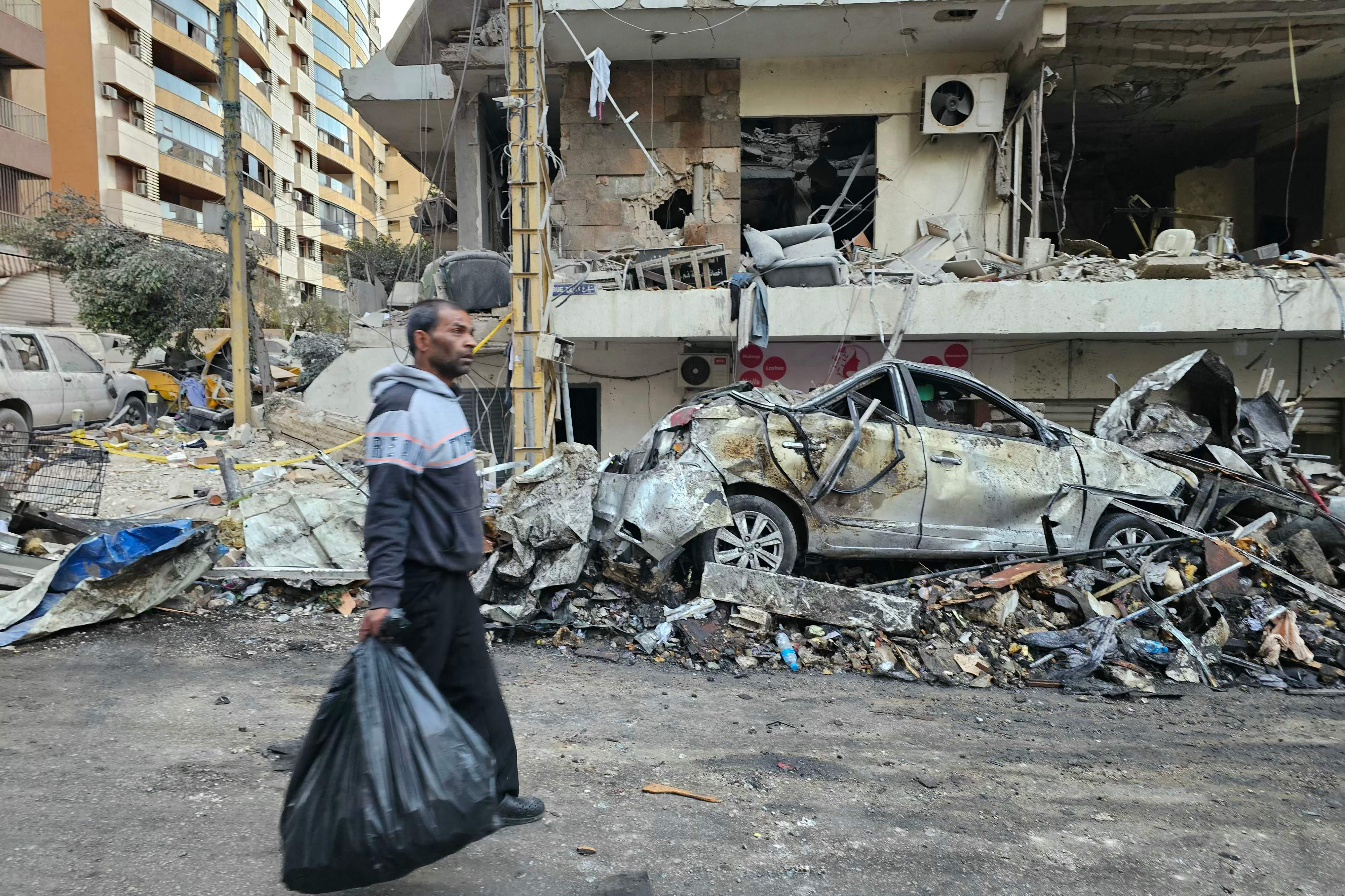 بعد الغارات الدامية..لبنان في حداد وجهود الإنقاذ تتواصل  