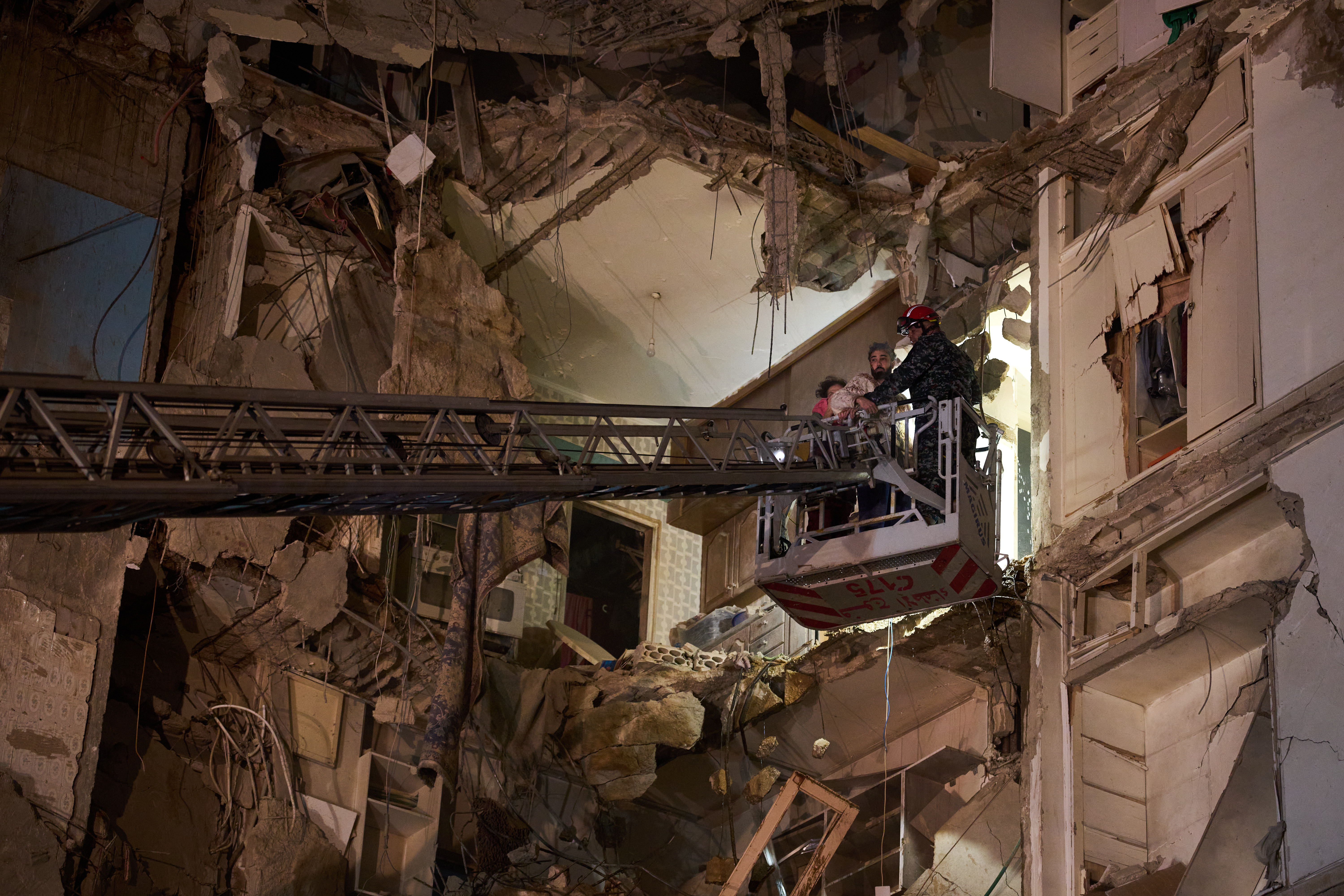 بعد الغارات الدامية..لبنان في حداد وجهود الإنقاذ تتواصل  