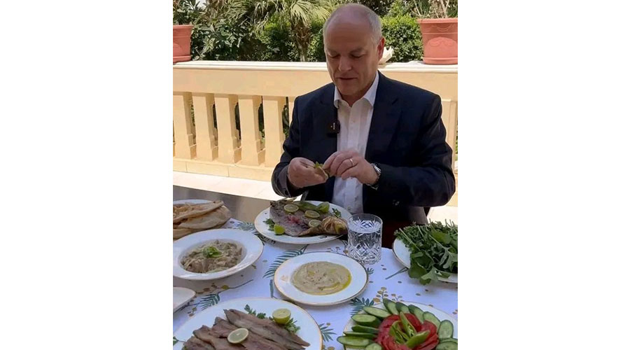 السفير الأسترالي في مصر يتناول الفسيخ بمقر إقامته