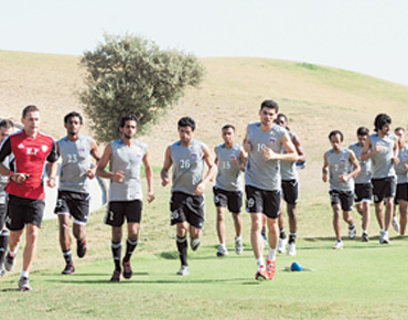 العين يتدرب صباحاً في قمة جبال إسبانيا