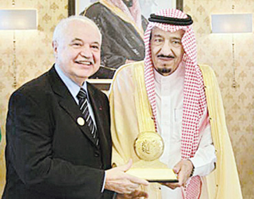 ولي عهد السعودية يكرم طلال أبوغزالة