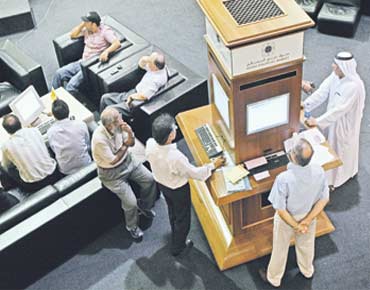 المستثمرون يتابعون “الهاوية المالية” في أمريكا وأزمة ديون أوروبا