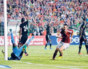 مكافآت مضاعفة للاعبي الأهلي وإيقاف عبد الظاهر بسبب “رابعة”