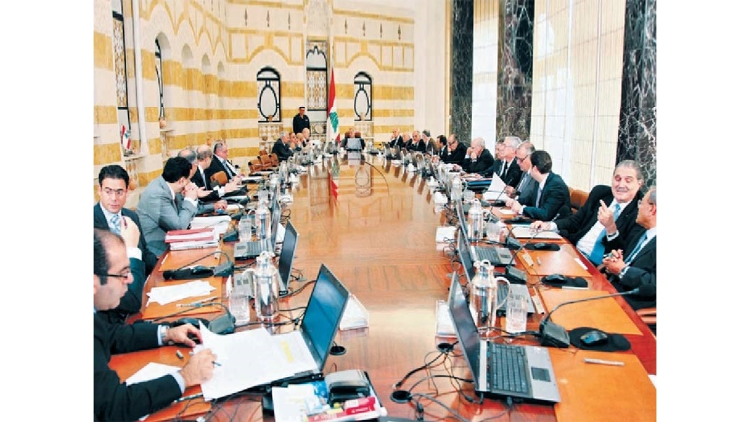 الحكومة في دوامة الفراغ الرئاسي